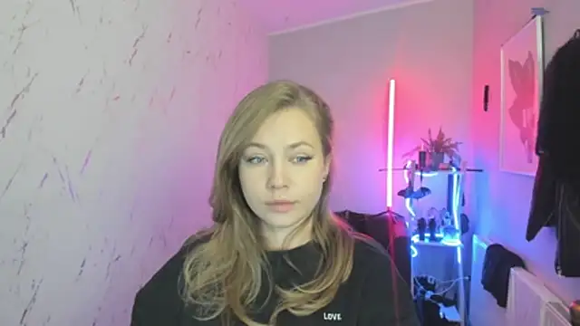 holly xglam online show from November 27, 2025, 8:11 pm