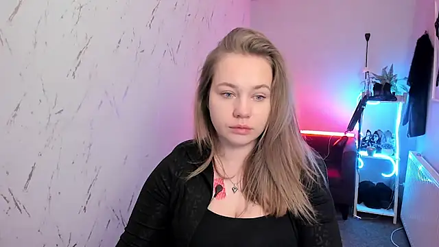 holly xglam online show from March 4, 2026, 7:20 pm