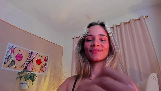 Snapshot of SkiinnyAna chatting on January 29, 2025, 10:43 pm SkiinnyAna online show from January 29, 2025, 10:43 pm