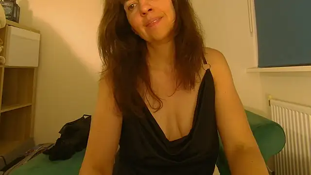 Snapshot of Ella_Next_Door chatting on May 29, 2026, 9:35 pm Ella Next Door online show from May 29, 2026, 9:35 pm