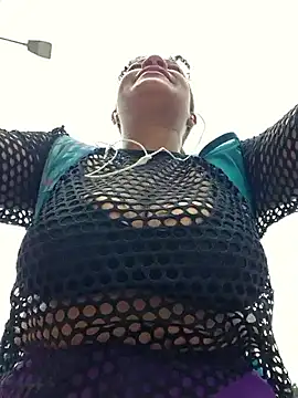 Snapshot of Selket11 chatting on November 3, 2025, 2:40 pm Selket11 online show from November 3, 2025, 2:40 pm