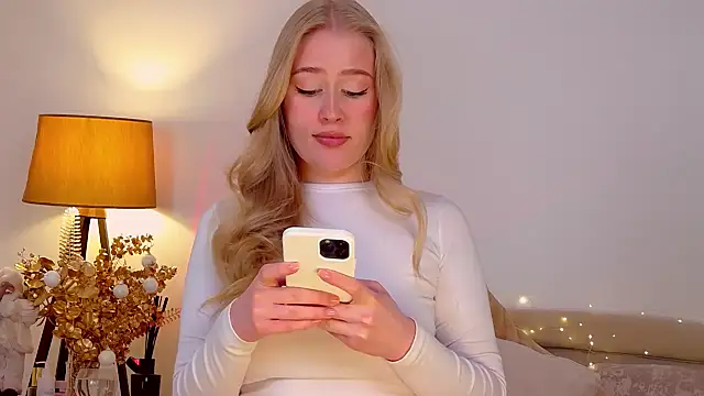 JuliaJaee online show from January 7, 2025, 6:56 pm