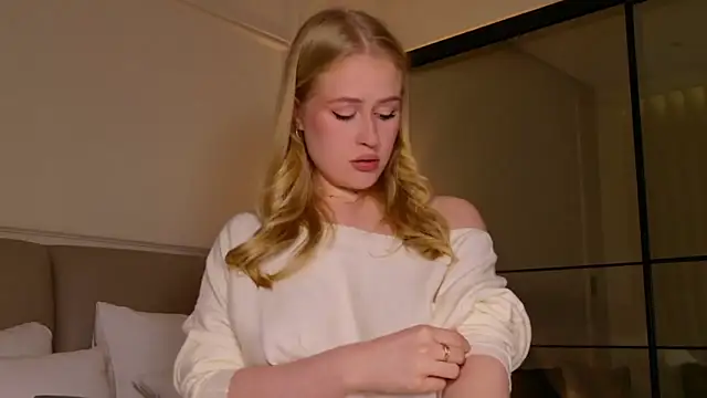 JuliaJaee online show from November 28, 2025, 2:42 pm