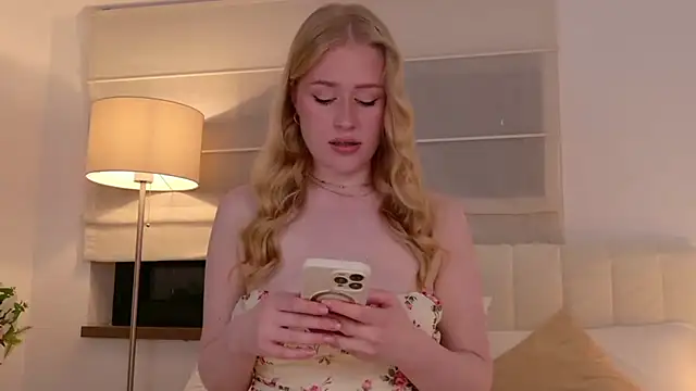 JuliaJaee online show from April 24, 2026, 5:04 pm