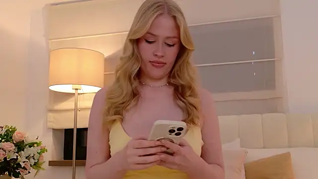 JuliaJaee online show from June 7, 2026, 5:06 pm