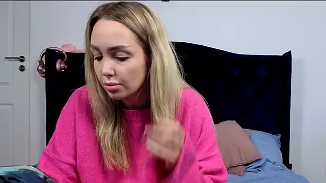 Snapshot of AnnaMaee chatting on November 12, 2025, 7:57 pm AnnaMaee online show from November 12, 2025, 7:57 pm