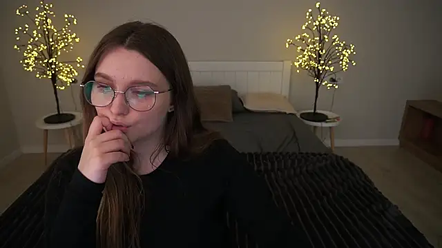 MagicPeachh  online show from October 6, 2025, 12:35 pm