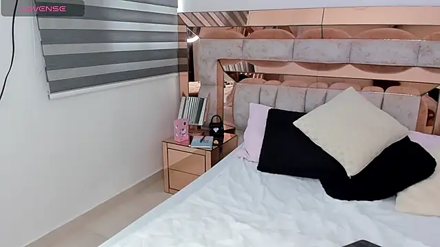 CamiiLovers online show from February 10, 2025, 9:15 pm