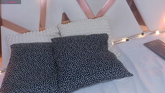 Snapshot of LilithSmith_ chatting on November 21, 2025, 11:42 am LilithSmith online show from November 21, 2025, 11:42 am