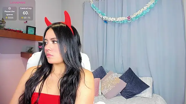 Chloe fischer  online show from April 30, 2026, 3:29 pm