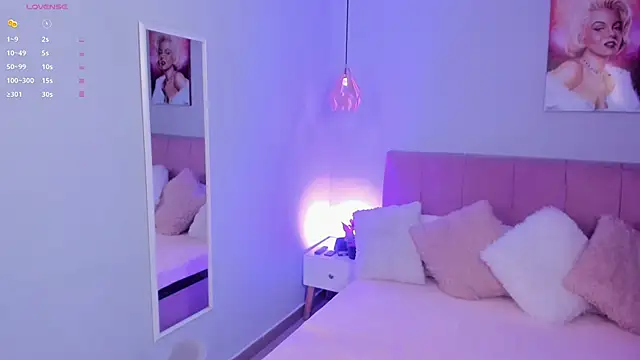 sophie alice  online show from October 24, 2025, 1:18 pm