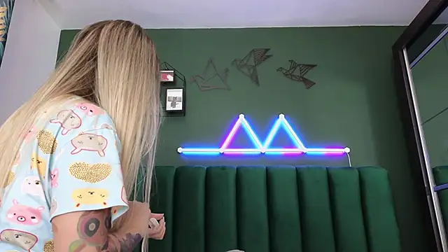 kimmie meow online show from February 3, 2025, 6:49 pm