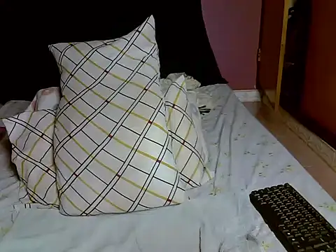 Queen petite  online show from February 12, 2026, 9:59 am