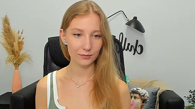 Snapshot of LolaWilsons chatting on March 19, 2025, 12:23 pm LolaWilsons online show from March 19, 2025, 12:23 pm