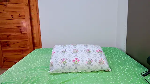 Snapshot of Cee_chalynn chatting on January 3, 2025, 2:19 pm Cee chalynn online show from January 3, 2025, 2:19 pm