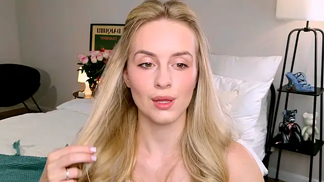 Snapshot of RozzitaBedberry chatting on September 24, 2025, 6:06 am RozzitaBedberry online show from September 24, 2025, 6:06 am