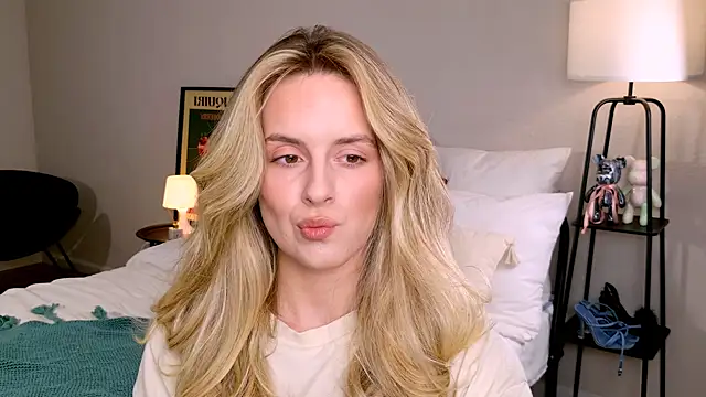 Snapshot of RozzitaBedberry chatting on October 27, 2025, 1:48 pm RozzitaBedberry online show from October 27, 2025, 1:48 pm