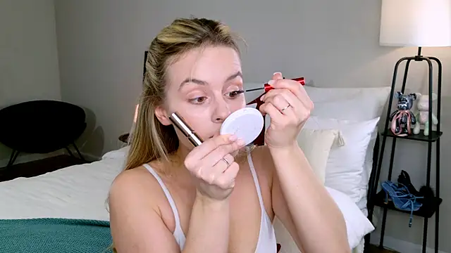 Snapshot of RozzitaBedberry chatting on November 5, 2025, 11:10 am RozzitaBedberry online show from November 5, 2025, 11:10 am