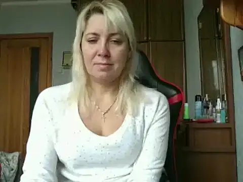 Snapshot of IrinaB1 chatting on November 9, 2025, 7:39 am IrinaB1 online show from November 9, 2025, 7:39 am