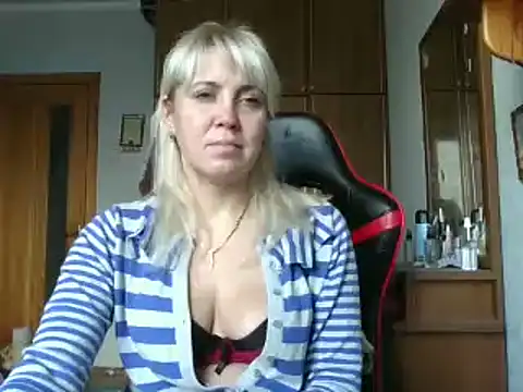 Snapshot of IrinaB1 chatting on November 18, 2025, 8:52 am IrinaB1 online show from November 18, 2025, 8:52 am