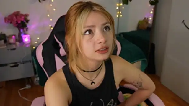 Snapshot of ari_kat chatting on July 22, 2026, 1:30 am ari kat online show from July 22, 2026, 1:30 am