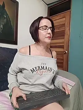 IsisBlake online show from April 28, 2026, 5:01 am