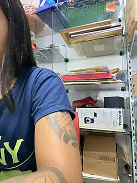 katrienee online show from January 30, 2025, 11:22 am