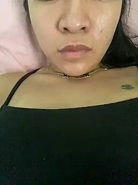 katrienee online show from March 4, 2025, 12:44 pm