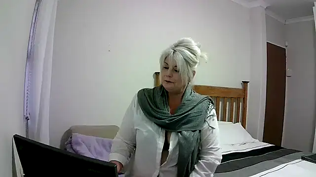 Miahotmilf online show from December 14, 2024, 6:09 pm