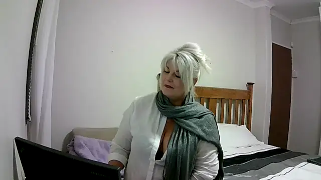 Miahotmilf online show from December 14, 2024, 9:13 pm