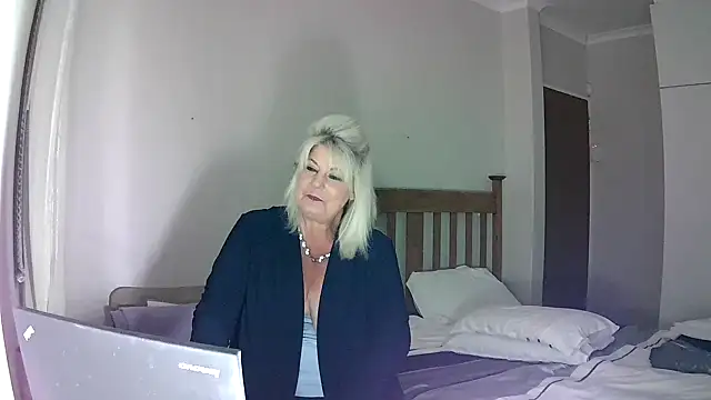 Miahotmilf online show from December 18, 2024, 8:25 pm