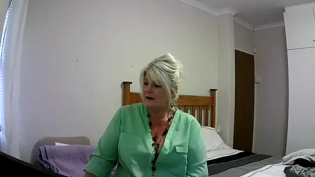 Miahotmilf online show from December 20, 2024, 6:02 pm