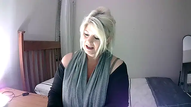 Miahotmilf online show from January 10, 2025, 11:39 pm