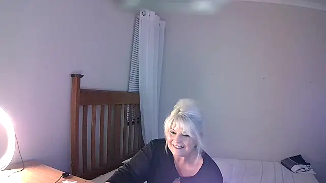 Miahotmilf online show from February 8, 2025, 9:04 pm
