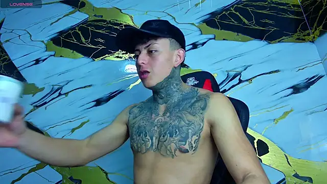 Snapshot of Kevin22_222 chatting on March 20, 2025, 9:46 pm Kevin22 222 online show from March 20, 2025, 9:46 pm