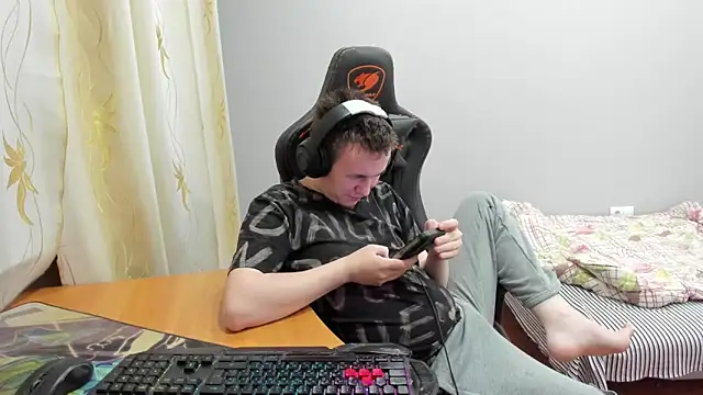 iliaskrislove online show from November 21, 2025, 7:34 pm