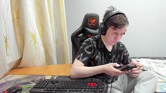 iliaskrislove online show from June 12, 2026, 9:03 pm