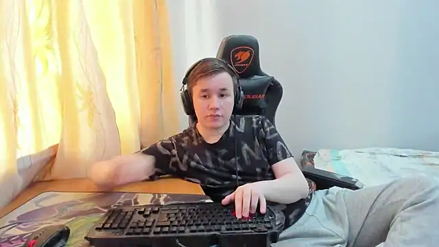 iliaskrislove online show from June 14, 2026, 2:24 am