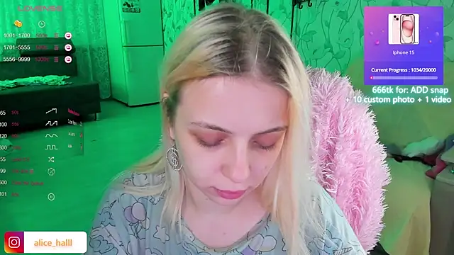 Snapshot of Alice_Halle chatting on December 3, 2024, 8:06 pm Alice Halle online show from December 3, 2024, 8:06 pm