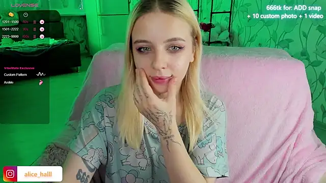 Snapshot of Alice_Halle chatting on December 14, 2024, 4:45 am Alice Halle online show from December 14, 2024, 4:45 am