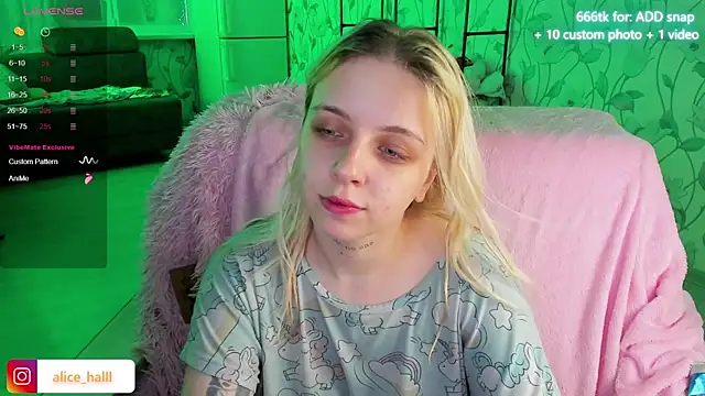 Snapshot of Alice_Halle chatting on December 15, 2024, 3:56 am Alice Halle online show from December 15, 2024, 3:56 am