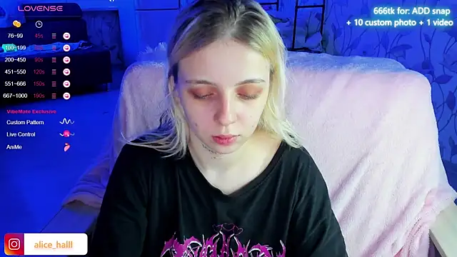 Snapshot of Alice_Halle chatting on December 17, 2024, 5:29 am Alice Halle online show from December 17, 2024, 5:29 am