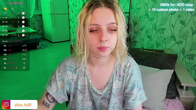 Snapshot of Alice_Halle chatting on January 2, 2025, 5:18 pm Alice Halle online show from January 2, 2025, 5:18 pm