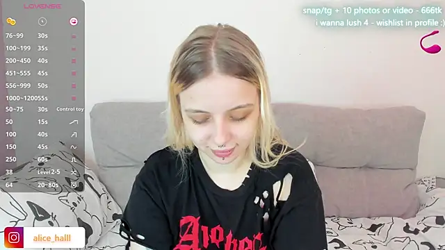 Snapshot of Alice_Halle chatting on March 8, 2025, 8:44 am Alice Halle online show from March 8, 2025, 8:44 am