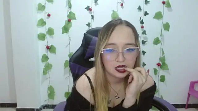 Liaroberts1 online show from May 9, 2026, 4:50 am