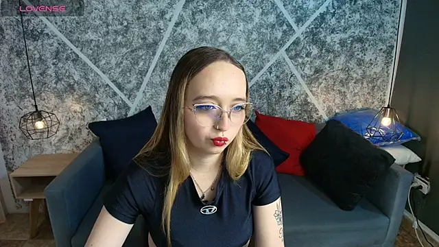 Liaroberts1 online show from June 4, 2026, 2:01 pm