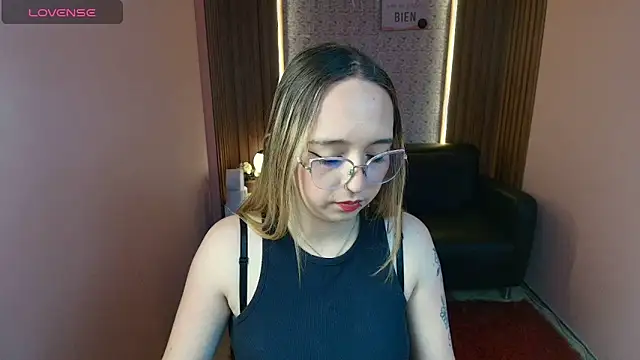 Liaroberts1 online show from June 9, 2026, 1:45 pm