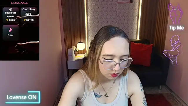 Liaroberts1 online show from June 12, 2026, 1:43 pm