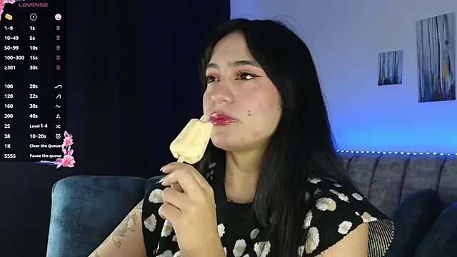 Snapshot of ZaraDames_ chatting on November 6, 2025, 3:40 am ZaraDames online show from November 6, 2025, 3:40 am