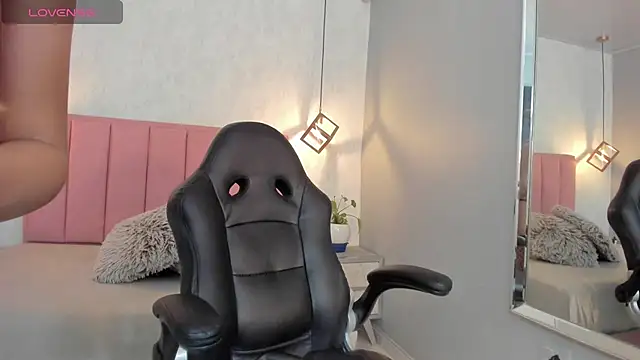 Snapshot of SUNNYCYRUS chatting on October 7, 2025, 12:35 pm SUNNYCYRUS online show from October 7, 2025, 12:35 pm